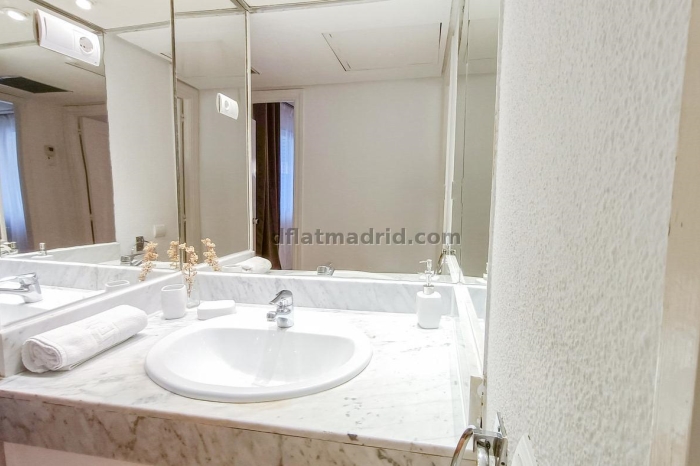 Apartamento interior en Almagro totalmente amueblado #210 en Madrid