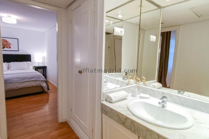 Apartamento interior en Almagro totalmente amueblado #210 en Madrid
