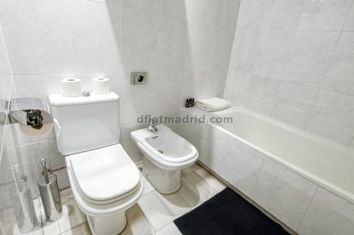 Apartamento interior en Almagro totalmente amueblado #210 en Madrid