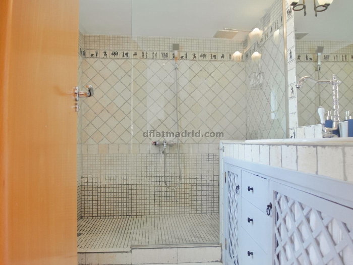 Atico con Terraza en Retiro de 2 Dormitorios #1594 en Madrid