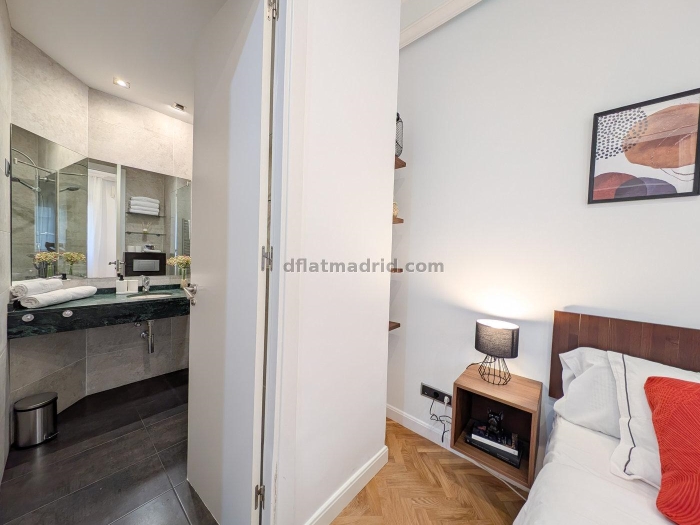 Spacious Apartment in Centro of 2 Bedrooms #1598 in Madrid