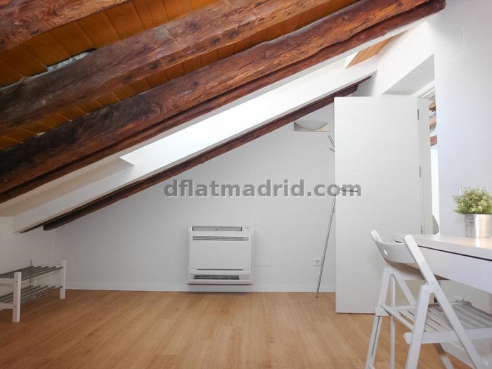Atico Luminoso en Centro de 2 Dormitorios #1036 en Madrid
