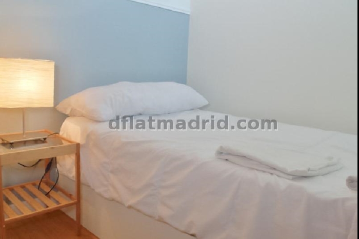 Atico Luminoso en Centro de 2 Dormitorios #1037 en Madrid