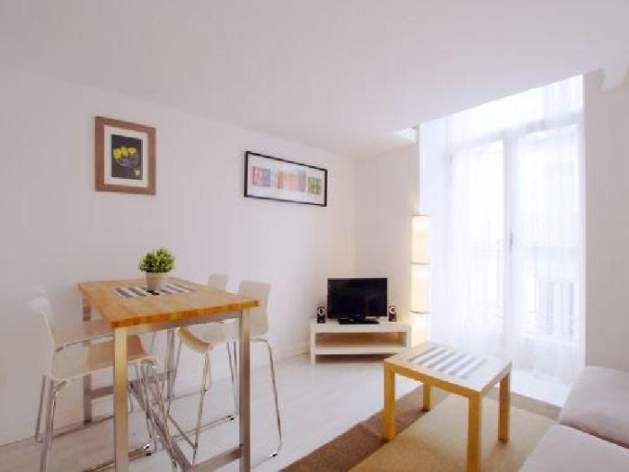 Apartamento Luminoso en Centro de 1 Dormitorio #1260 en Madrid