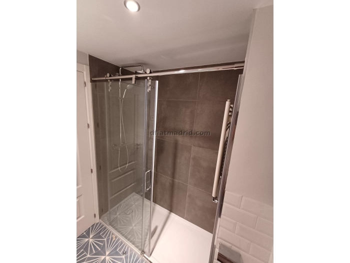 Apartamento con Terraza en Fuencarral de 3 Dormitorios #1933 en Madrid