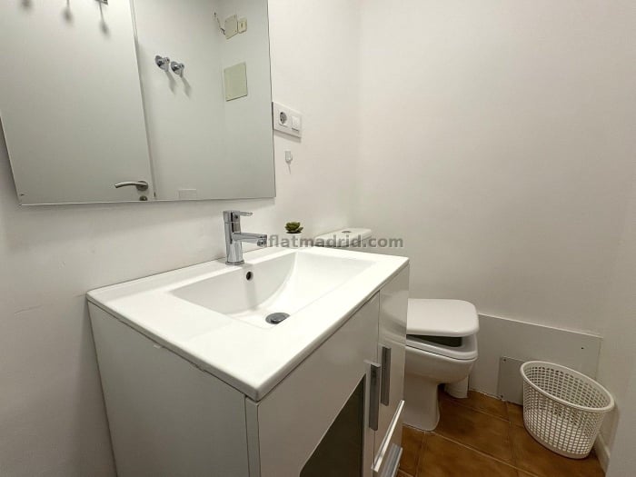 Room on Ronda de Segovia#2065 in Madrid