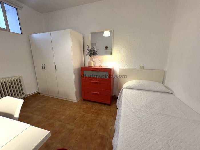 Room on Ronda de Segovia #2066 in Madrid