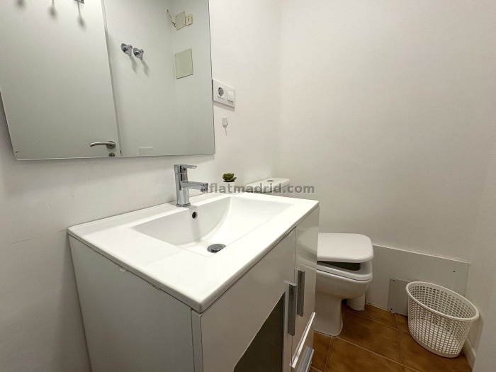 Room on Ronda de Segovia #2066 in Madrid