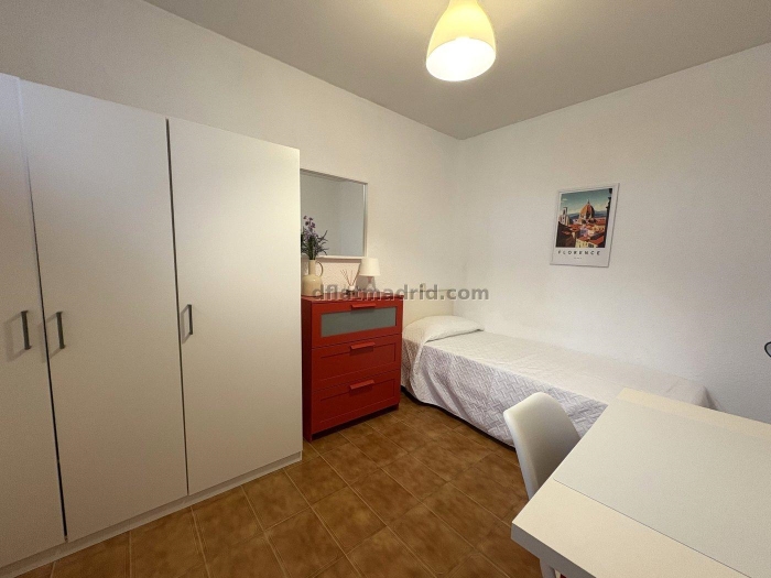 Room on Ronda de Segovia #2066 in Madrid