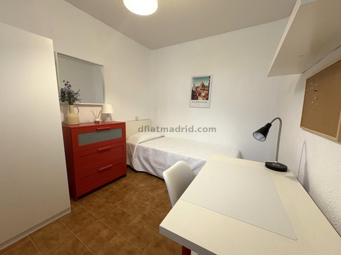 Room on Ronda de Segovia #2066 in Madrid