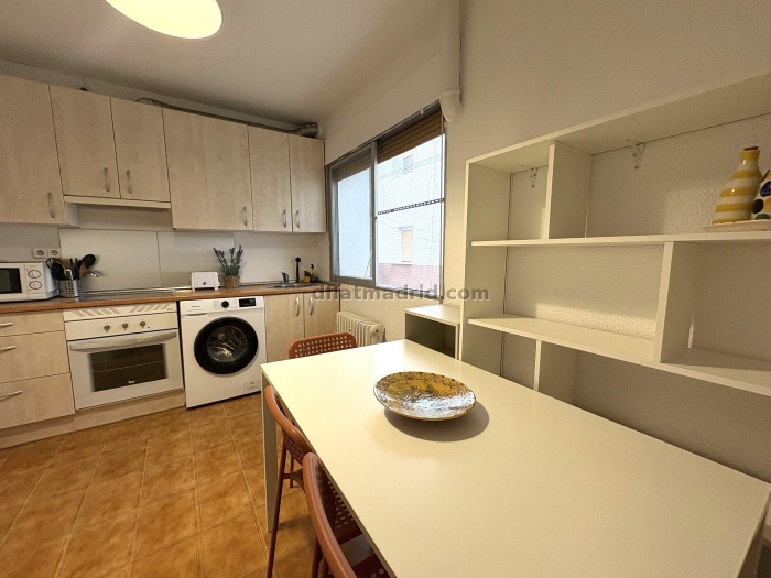 Room on Ronda de Segovia #2066 in Madrid