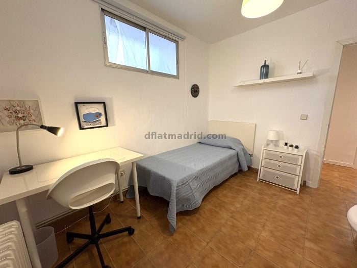 Room on Ronda de Segovia #2067 in Madrid