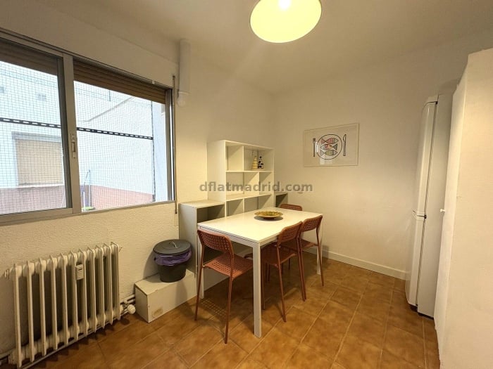 Room on Ronda de Segovia #2067 in Madrid