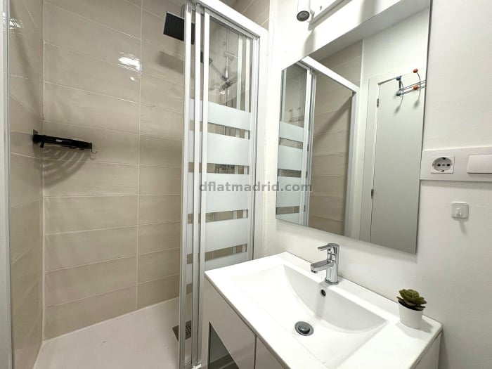 Room on Ronda de Segovia #2067 in Madrid