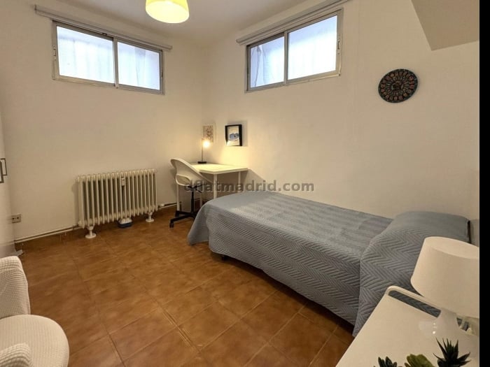 Room on Ronda de Segovia #2067 in Madrid