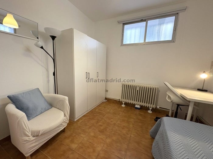 Room on Ronda de Segovia #2067 in Madrid