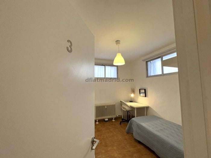 Room on Ronda de Segovia #2067 in Madrid