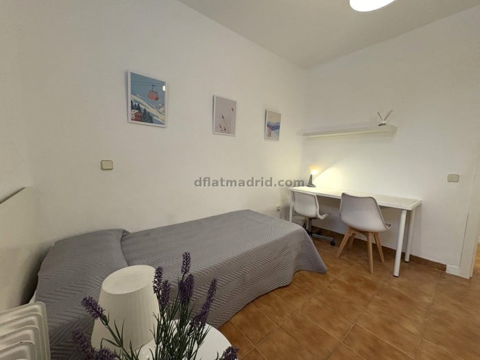 Room on Ronda de Segovia #2068 in Madrid