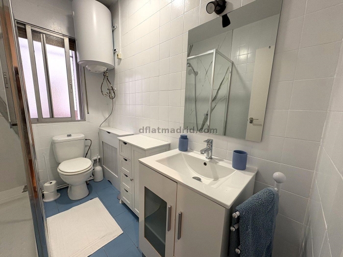 Room on Ronda de Segovia #2068 in Madrid