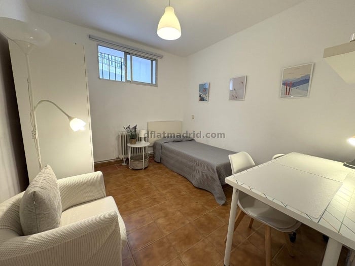 Room on Ronda de Segovia #2068 in Madrid