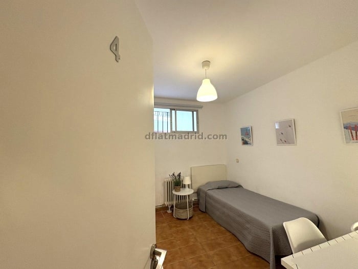 Room on Ronda de Segovia #2068 in Madrid