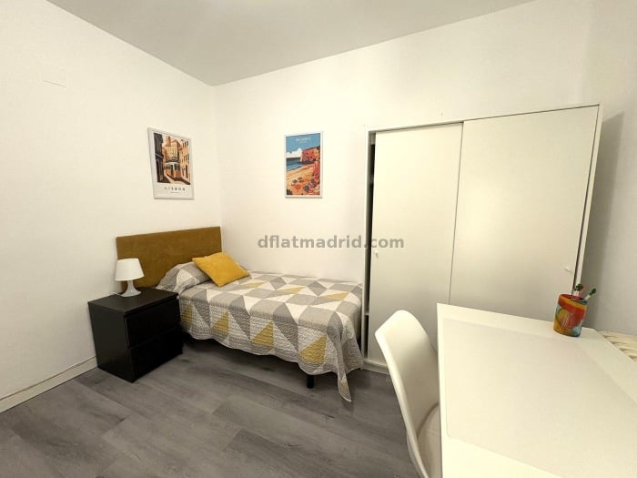 Room on Ronda de Segovia #2069 in Madrid