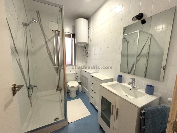 Room on Ronda de Segovia #2069 in Madrid