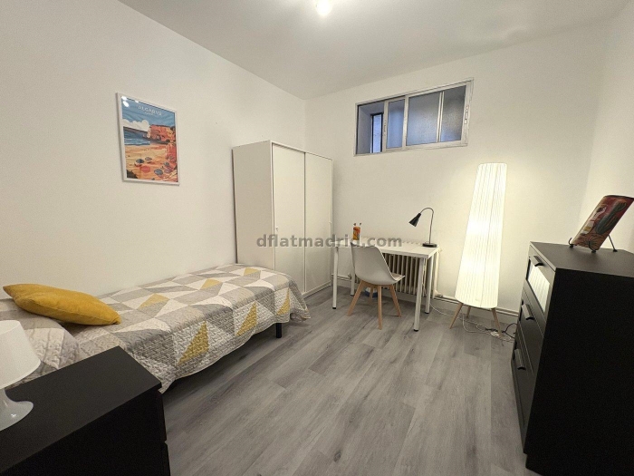 Room on Ronda de Segovia #2069 in Madrid