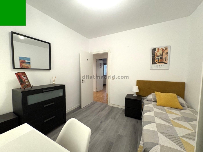 Room on Ronda de Segovia #2069 in Madrid