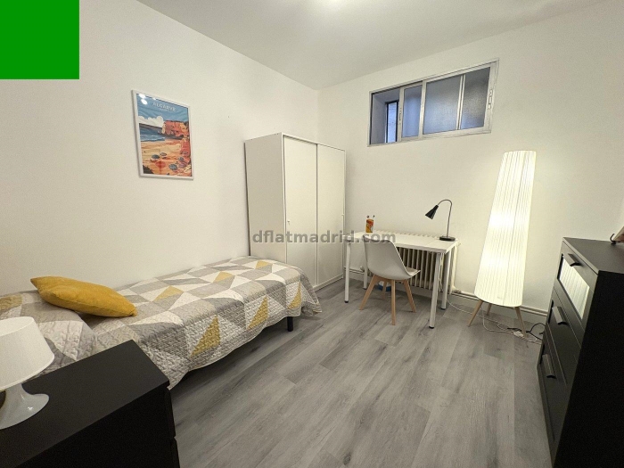 Room on Ronda de Segovia #2069 in Madrid