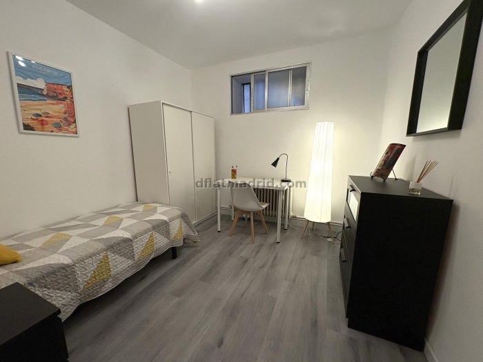 Room on Ronda de Segovia #2069 in Madrid