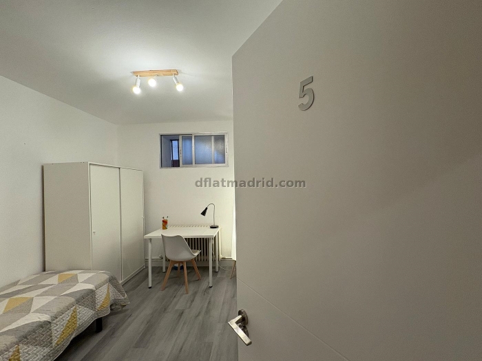 Room on Ronda de Segovia #2069 in Madrid