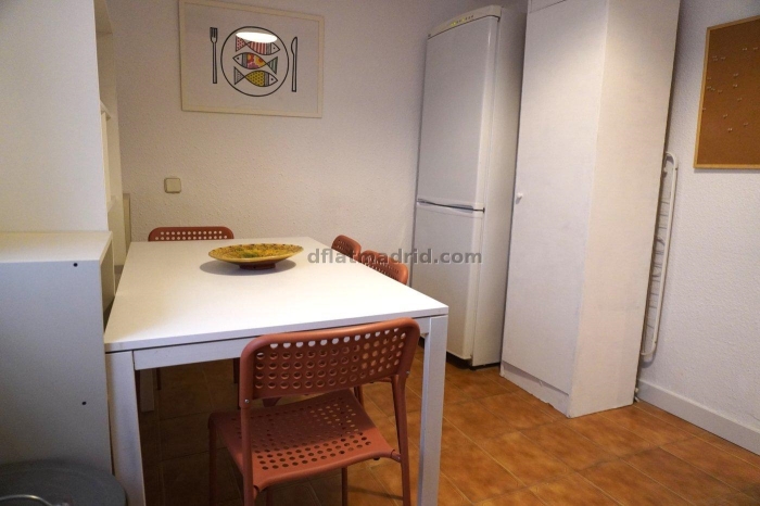 Room on Ronda de Segovia #2069 in Madrid