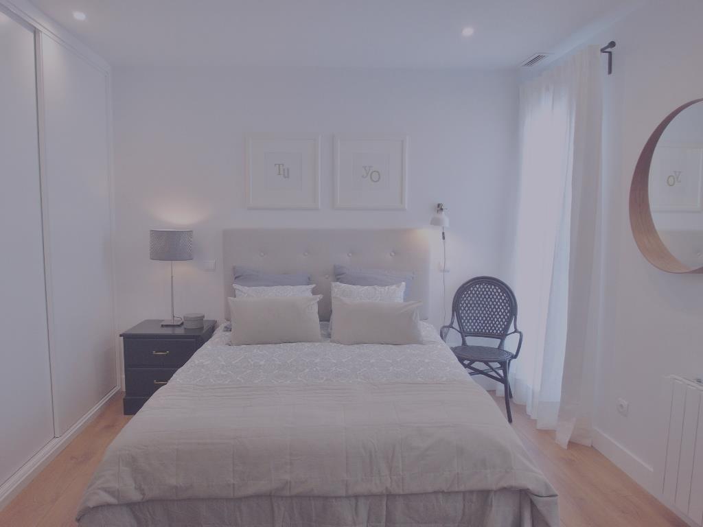 Habitación con una cama de matrimonio