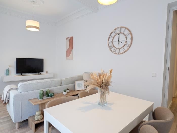 Habitación con una cama de matrimonio